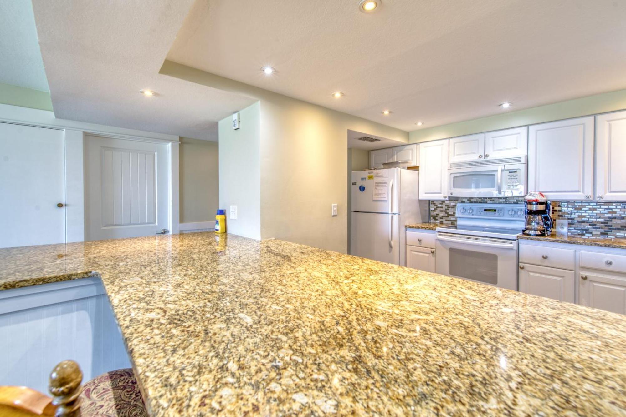 Apartment House C103 - Beachfront With Pool, Wifi, & Service