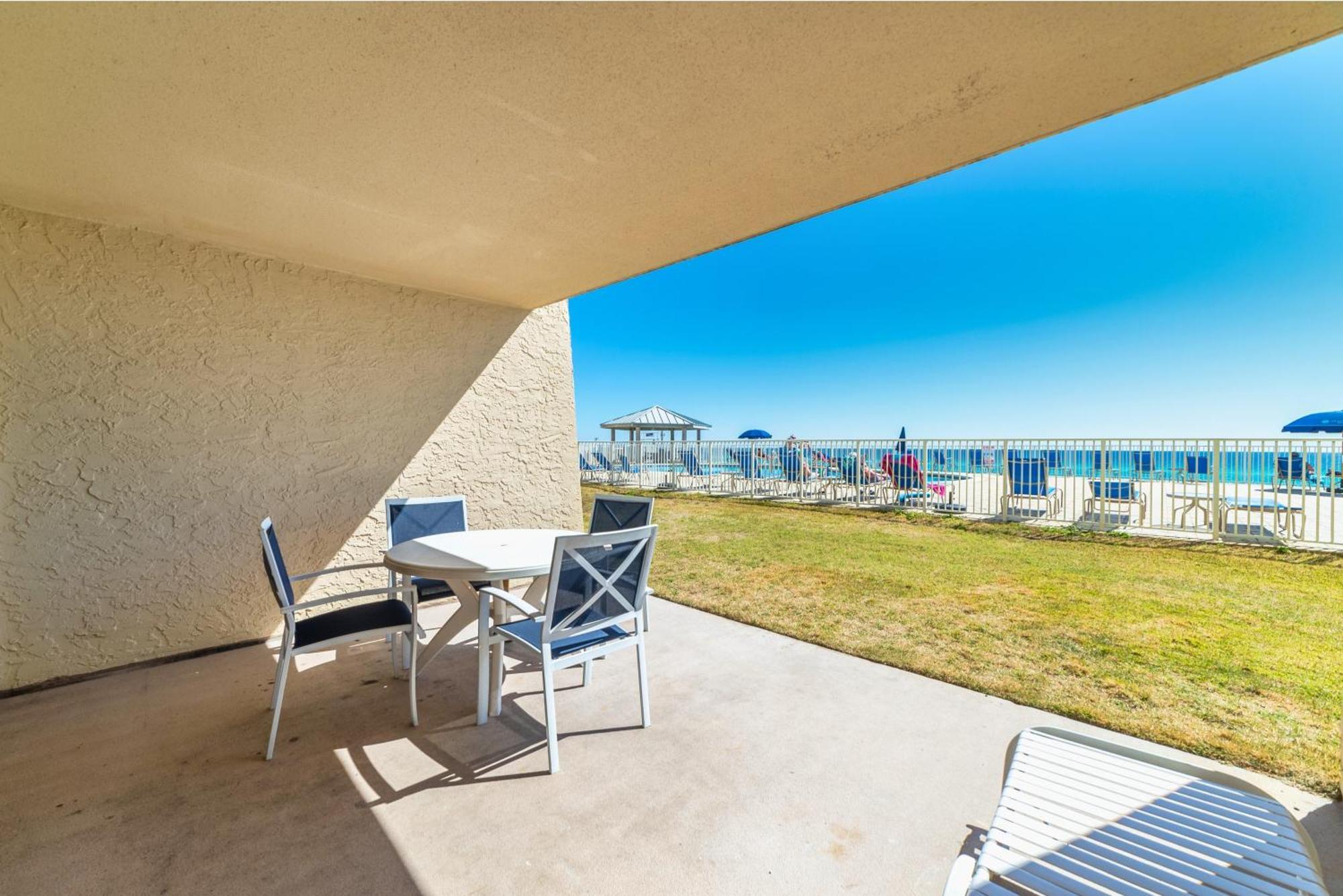 Apartment House C103 - Beachfront With Pool, Wifi, & Service