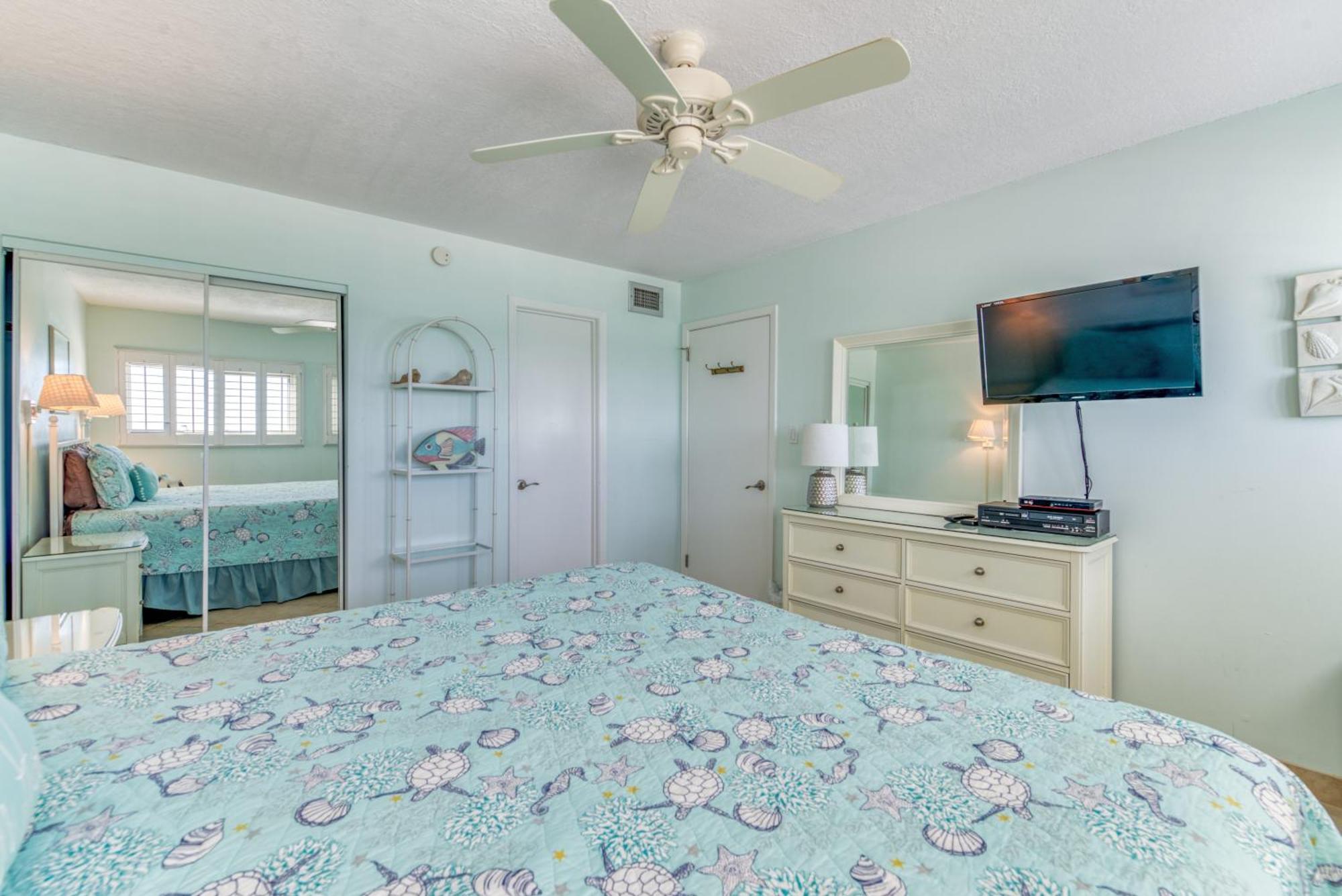 House B405 - Beachfront With Pool, Wifi, & Service Apartment