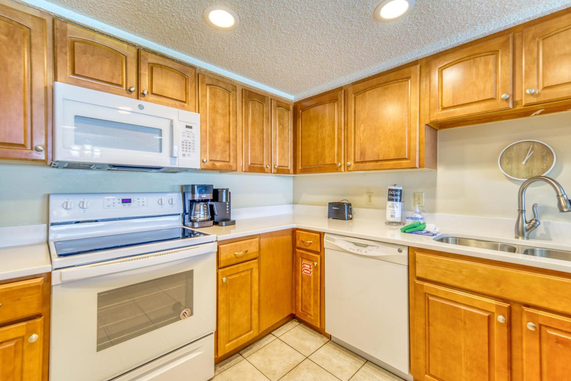 Apartment House D404 - Beachfront With Pool, Wifi, & Service *
