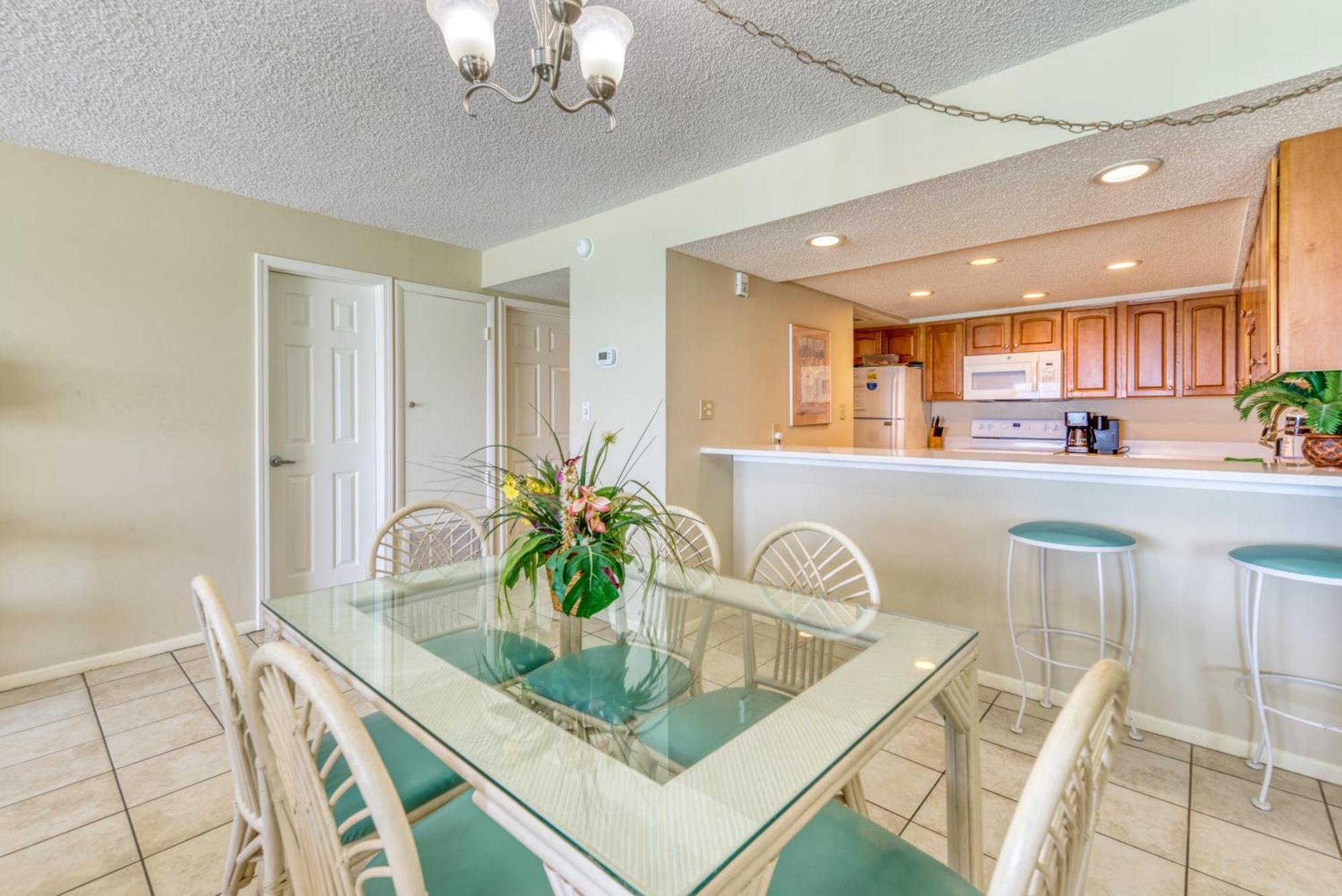 Apartment House D404 - Beachfront With Pool, Wifi, & Service