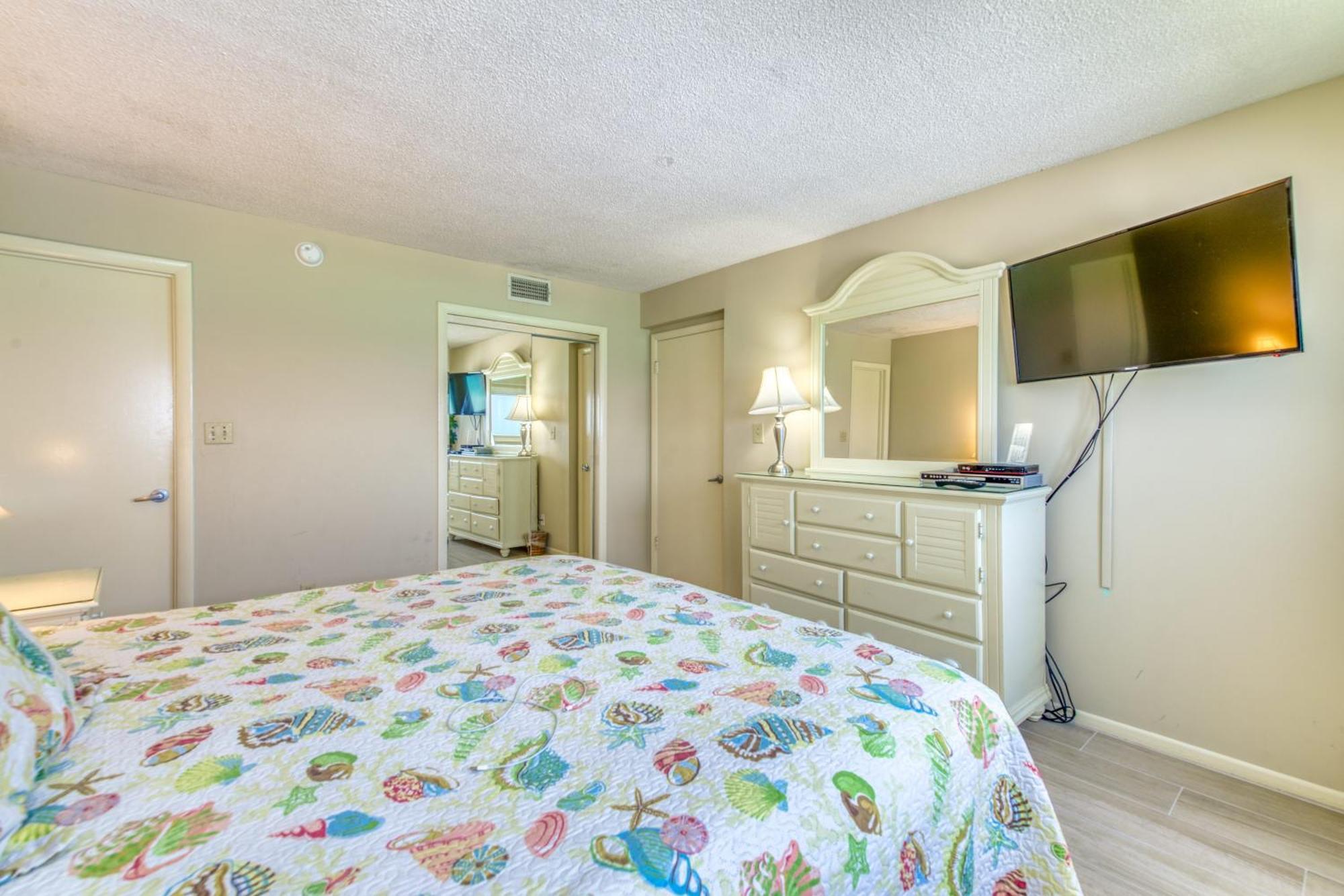Apartment House D404 - Beachfront With Pool, Wifi, & Service *