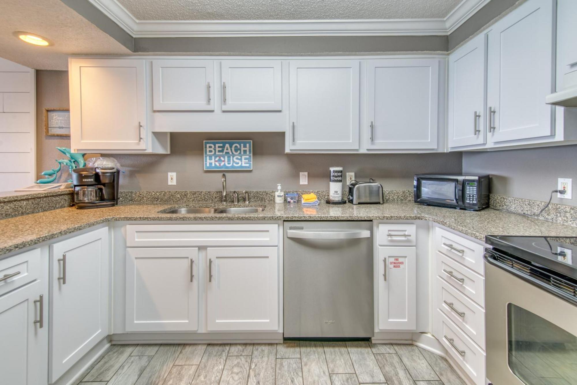 Apartment House B502 - Beachfront With Pool, Wifi, & Service
