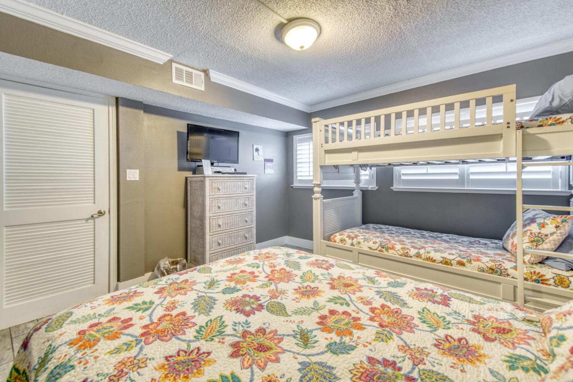 Apartment House B502 - Beachfront With Pool, Wifi, & Service *