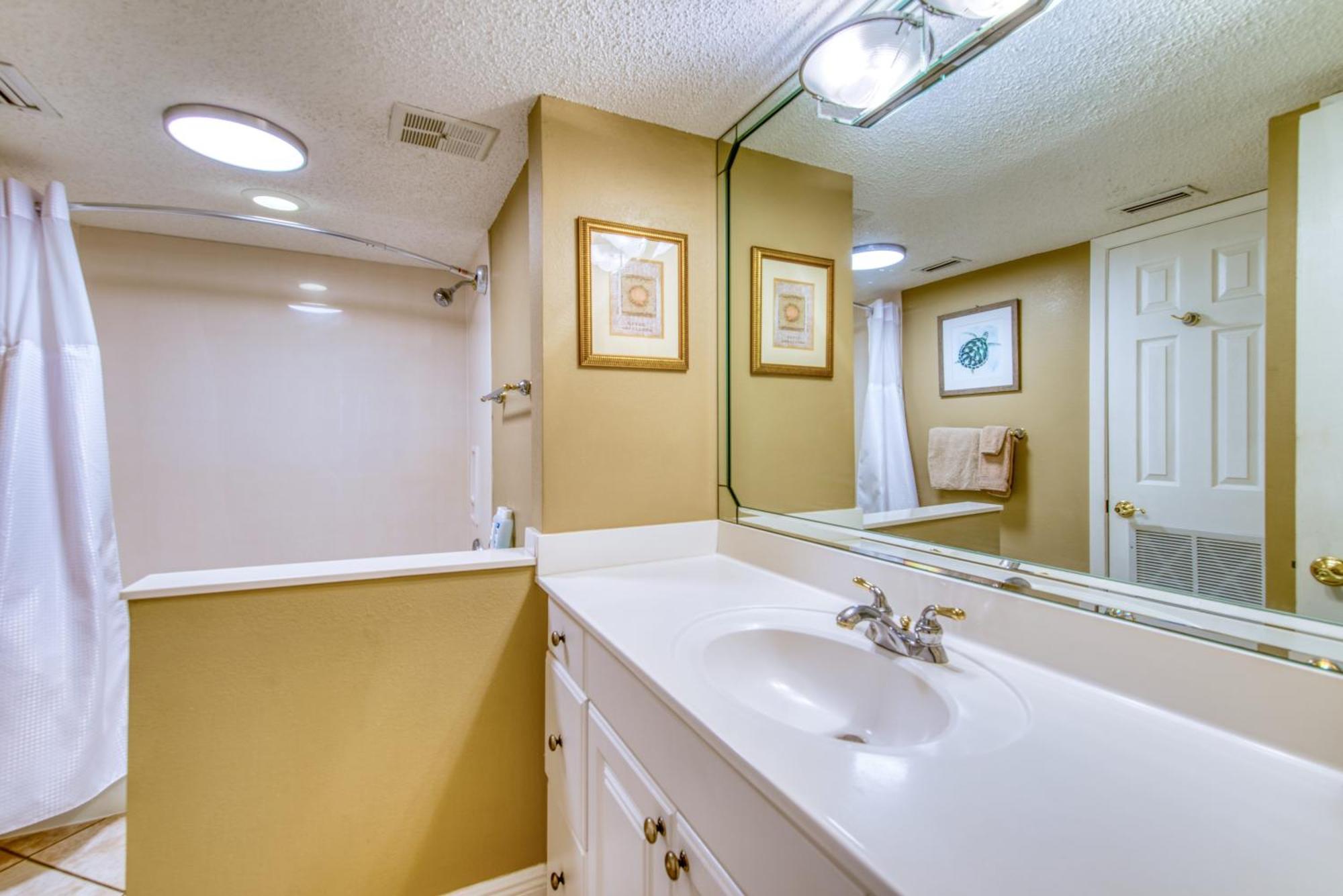 Apartment House A403 - Beachfront With Pool, Wifi, & Service Destin