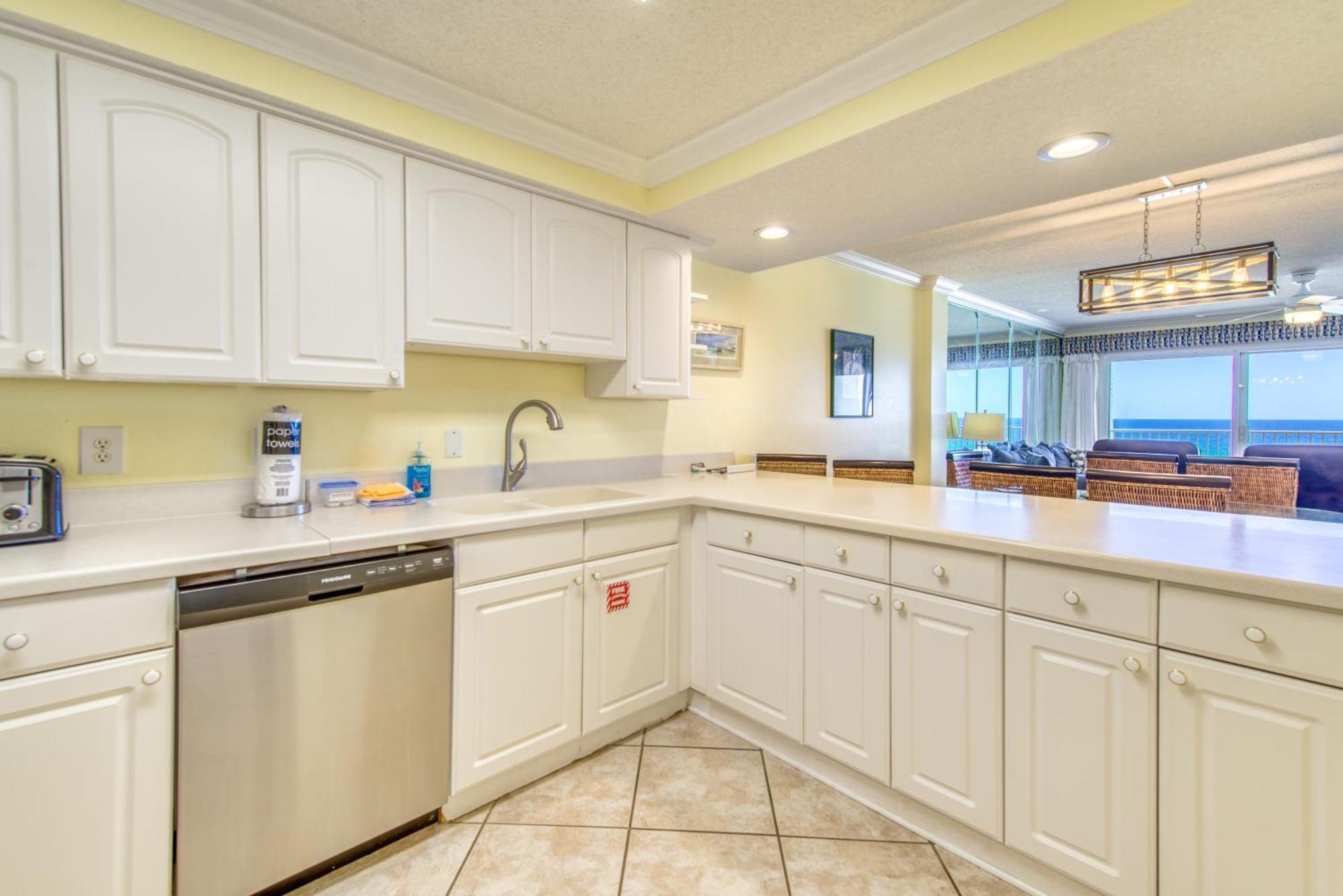 House A403 - Beachfront With Pool, Wifi, & Service Apartment Destin