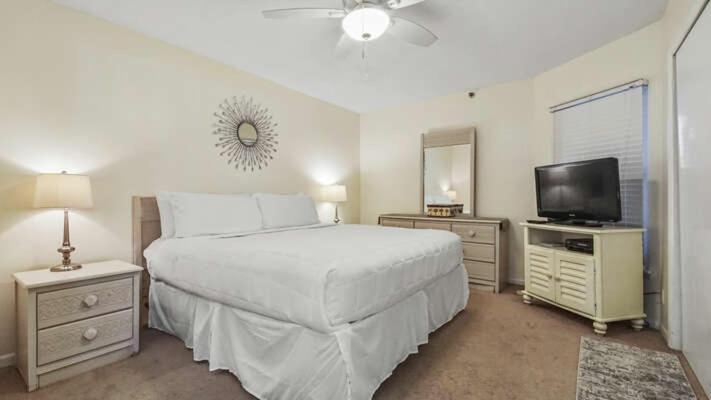 Club 206 Gulf Oceanfront View, King Bed Apartment *
