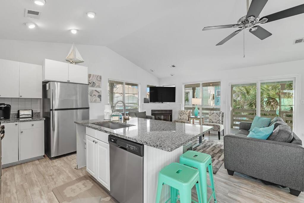 Holiday home Gulf Views, Steps To Beach, Pool, Walk To Dining