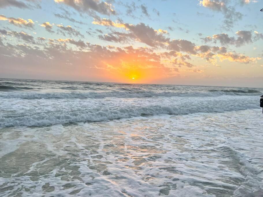 Holiday home Gulf Views, Steps To Beach, Pool, Walk To Dining *