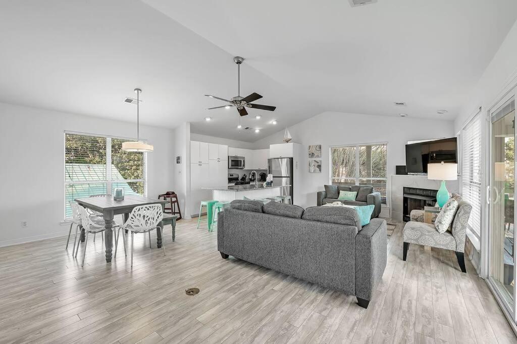 Gulf Views, Steps To Beach, Pool, Walk To Dining Holiday home