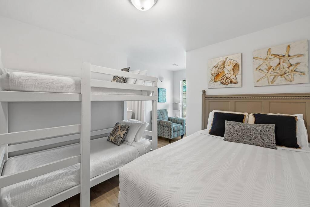 Gulf Views, Steps To Beach, Pool, Walk To Dining * Destin