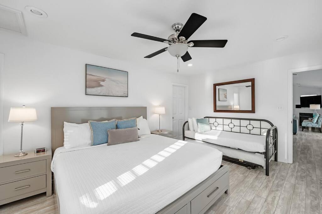 Gulf Views, Steps To Beach, Pool, Walk To Dining *