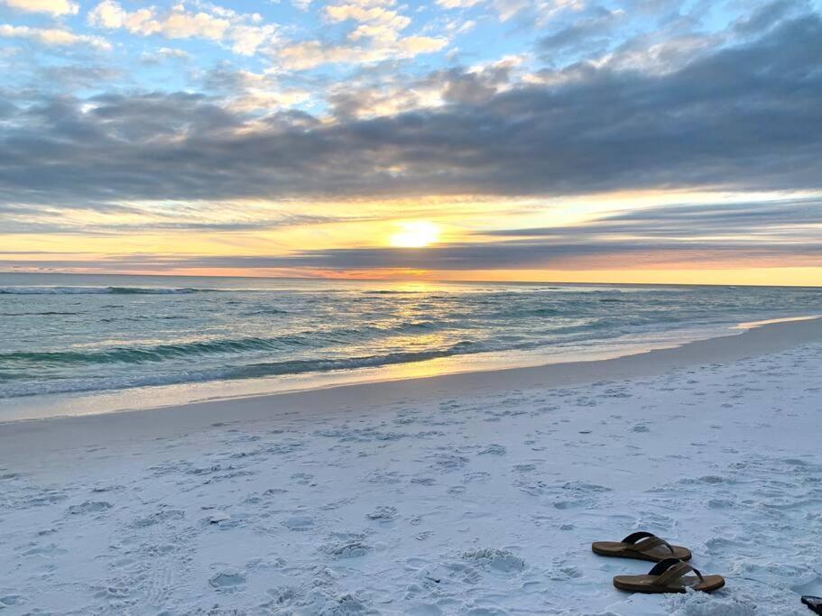 Gulf Views, Steps To Beach, Pool, Walk To Dining Holiday home Destin