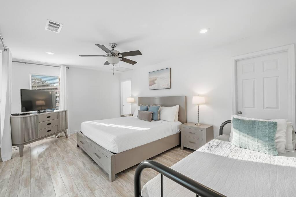 Gulf Views, Steps To Beach, Pool, Walk To Dining Destin