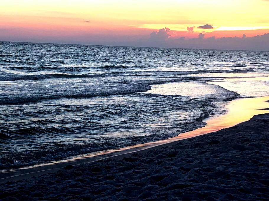 Gulf Views, Steps To Beach, Pool, Walk To Dining