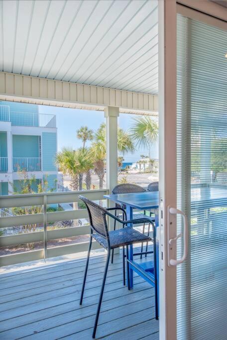 Gulf Views, Steps To Beach, Pool, Walk To Dining Holiday home