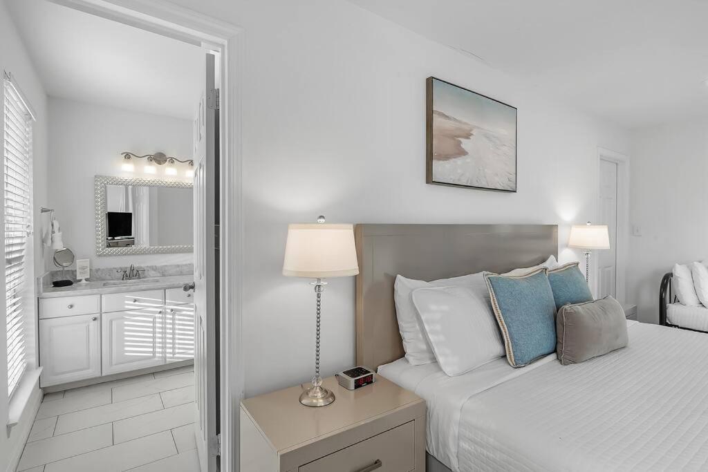 Gulf Views, Steps To Beach, Pool, Walk To Dining Holiday home Destin