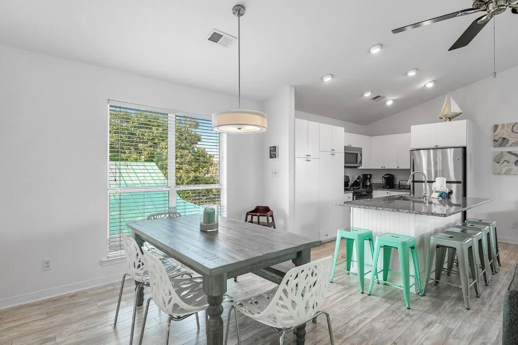 Holiday home Gulf Views, Steps To Beach, Pool, Walk To Dining Destin