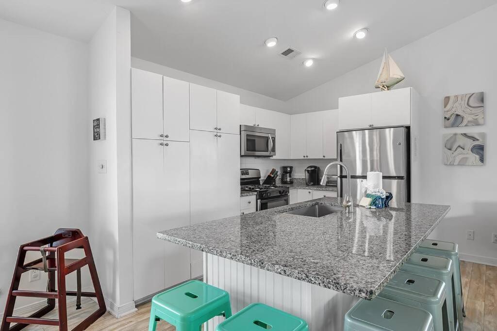 Gulf Views, Steps To Beach, Pool, Walk To Dining * Destin