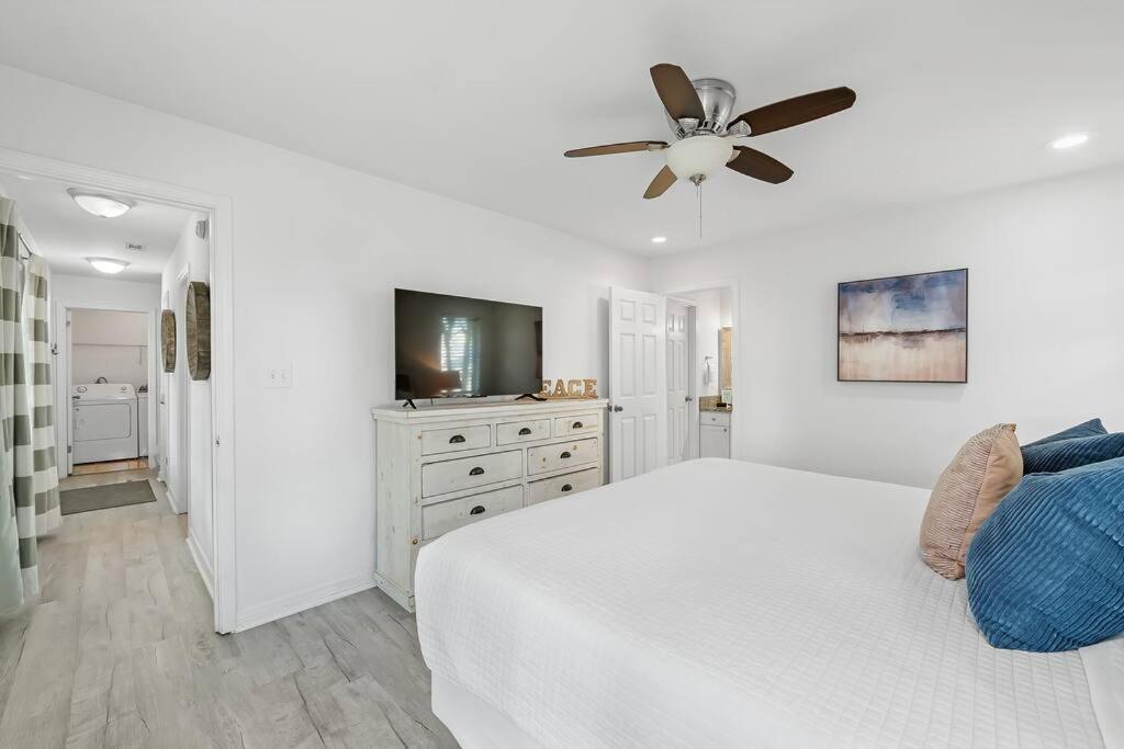 Gulf Views, Steps To Beach, Pool, Walk To Dining *