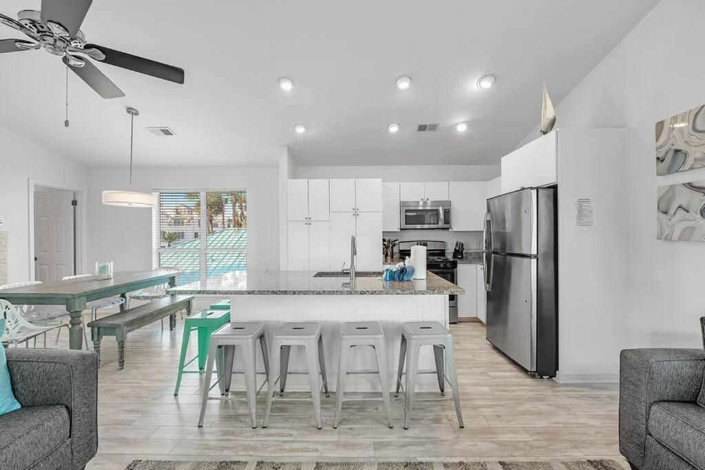 Gulf Views, Steps To Beach, Pool, Walk To Dining