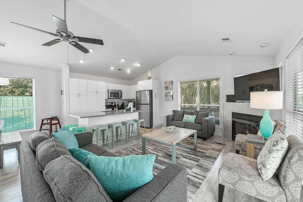 Gulf Views, Steps To Beach, Pool, Walk To Dining Holiday home Destin