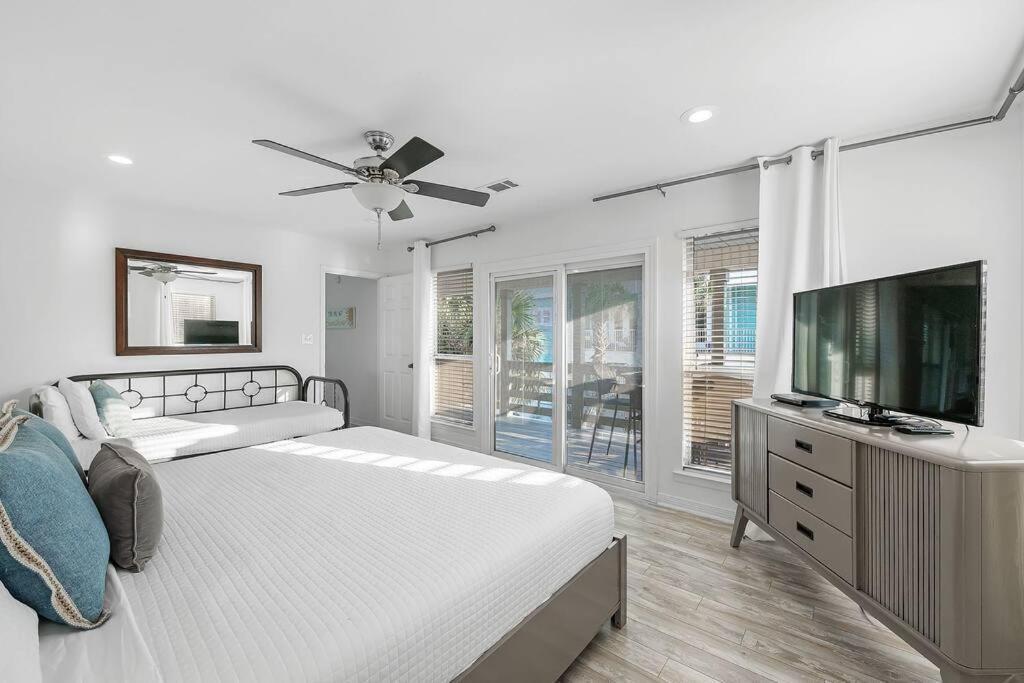 Gulf Views, Steps To Beach, Pool, Walk To Dining *
