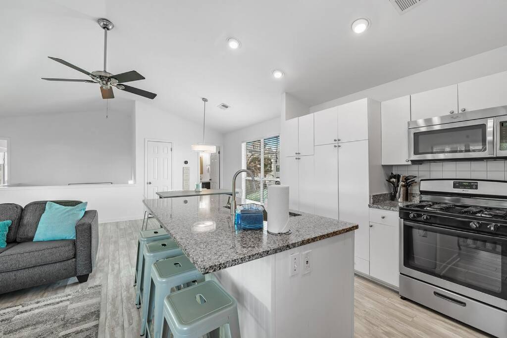 Holiday home Gulf Views, Steps To Beach, Pool, Walk To Dining Destin