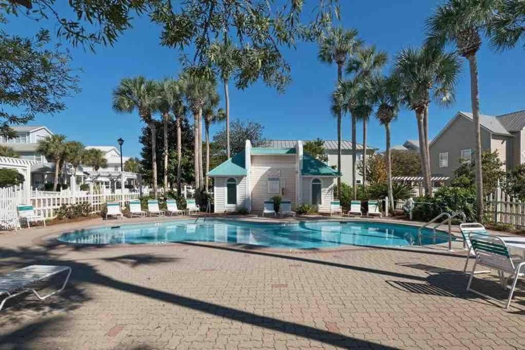 Gulf Views, Steps To Beach, Pool, Walk To Dining Holiday home Destin