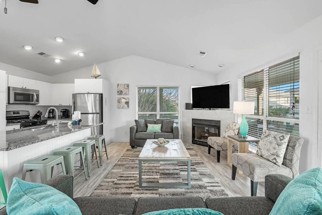 Gulf Views, Steps To Beach, Pool, Walk To Dining Holiday home *