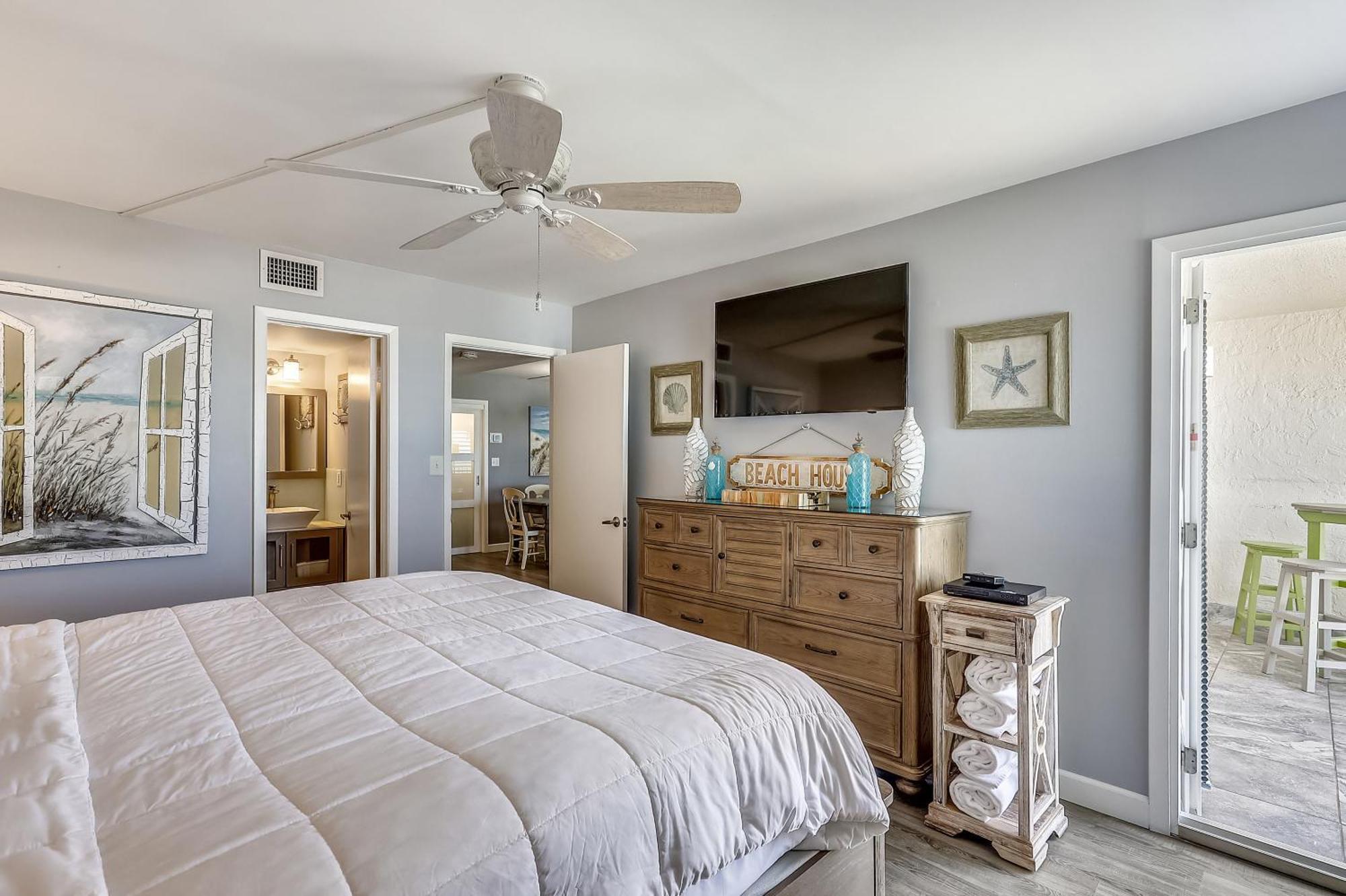 Surf & Racquet 402- By Isle Apartment *