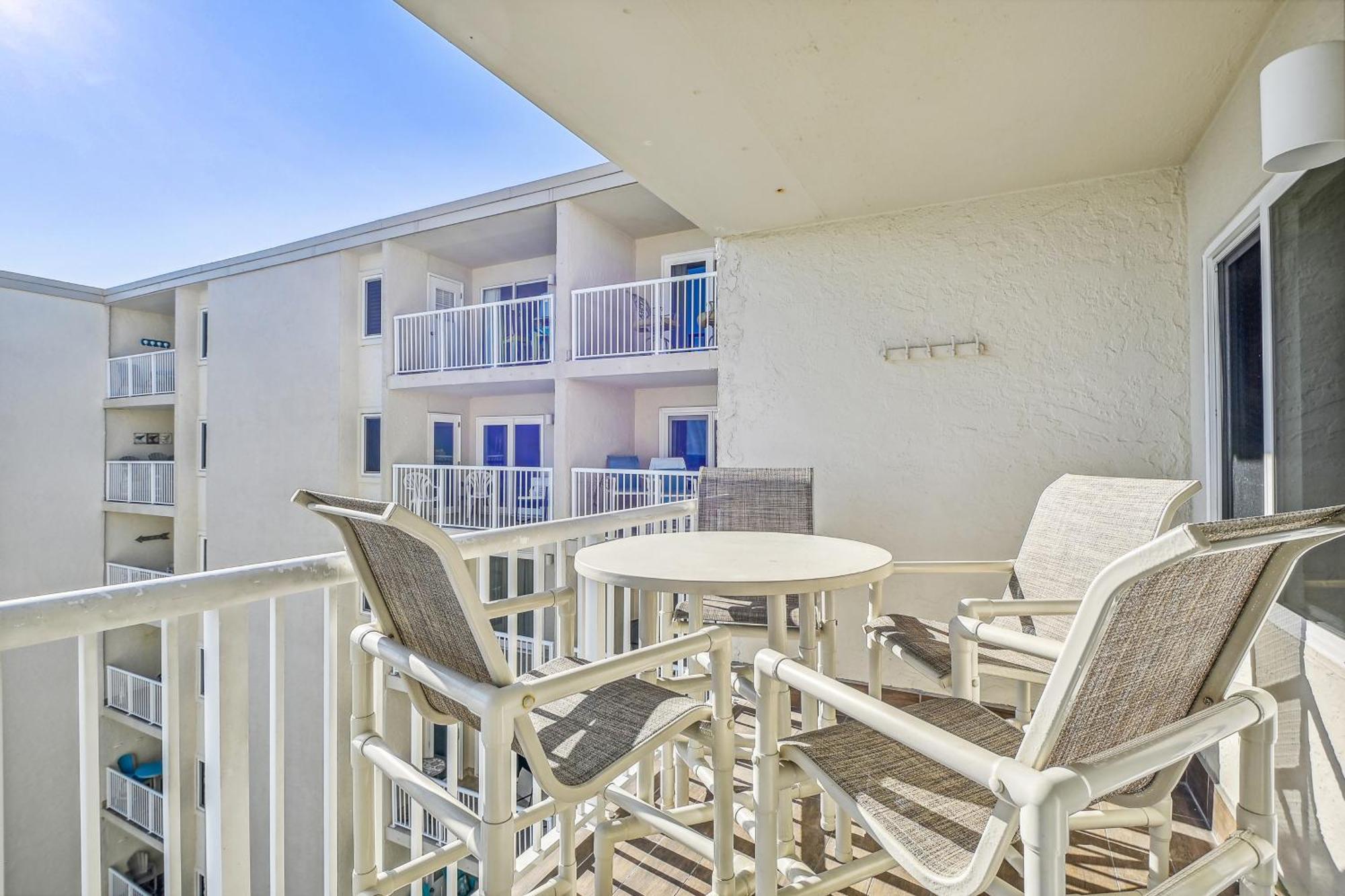 Surf & Racquet 614- By Isle Apartment