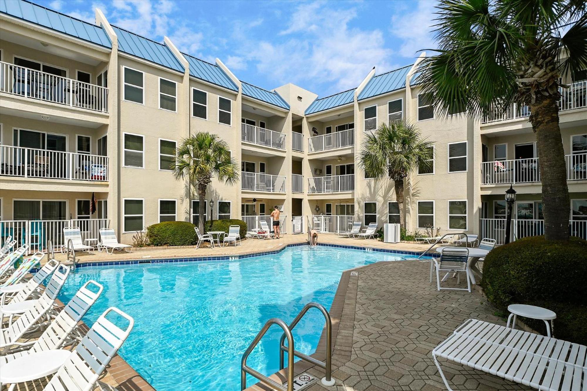 Apartment Poolside 101- By Isle *