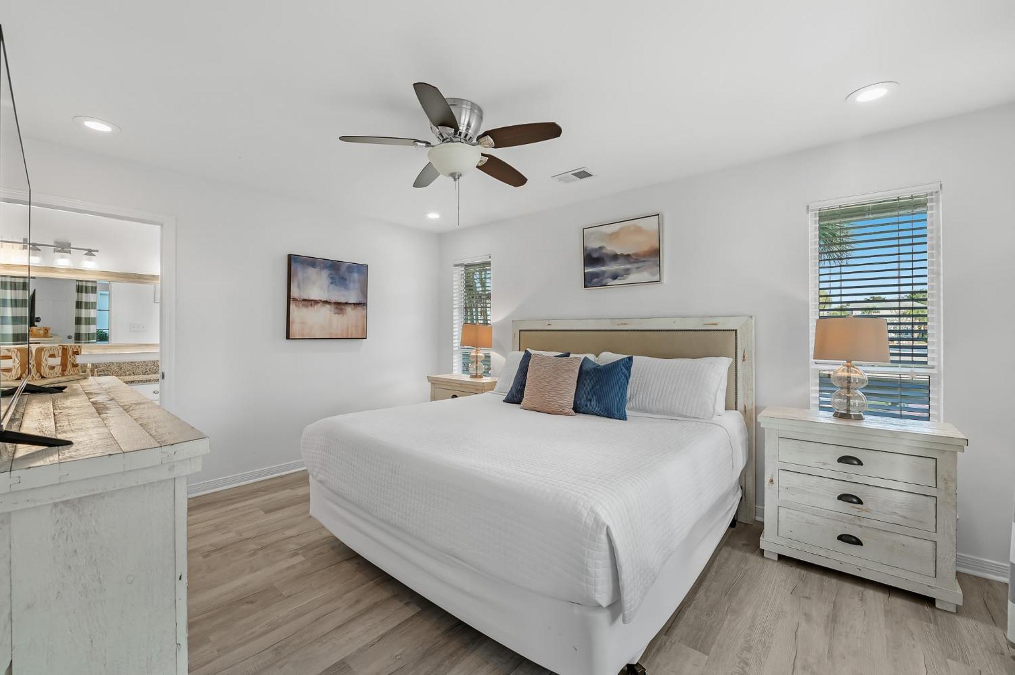 Gulf Views, Steps To Beach, Pool, Walk To Dining Holiday home