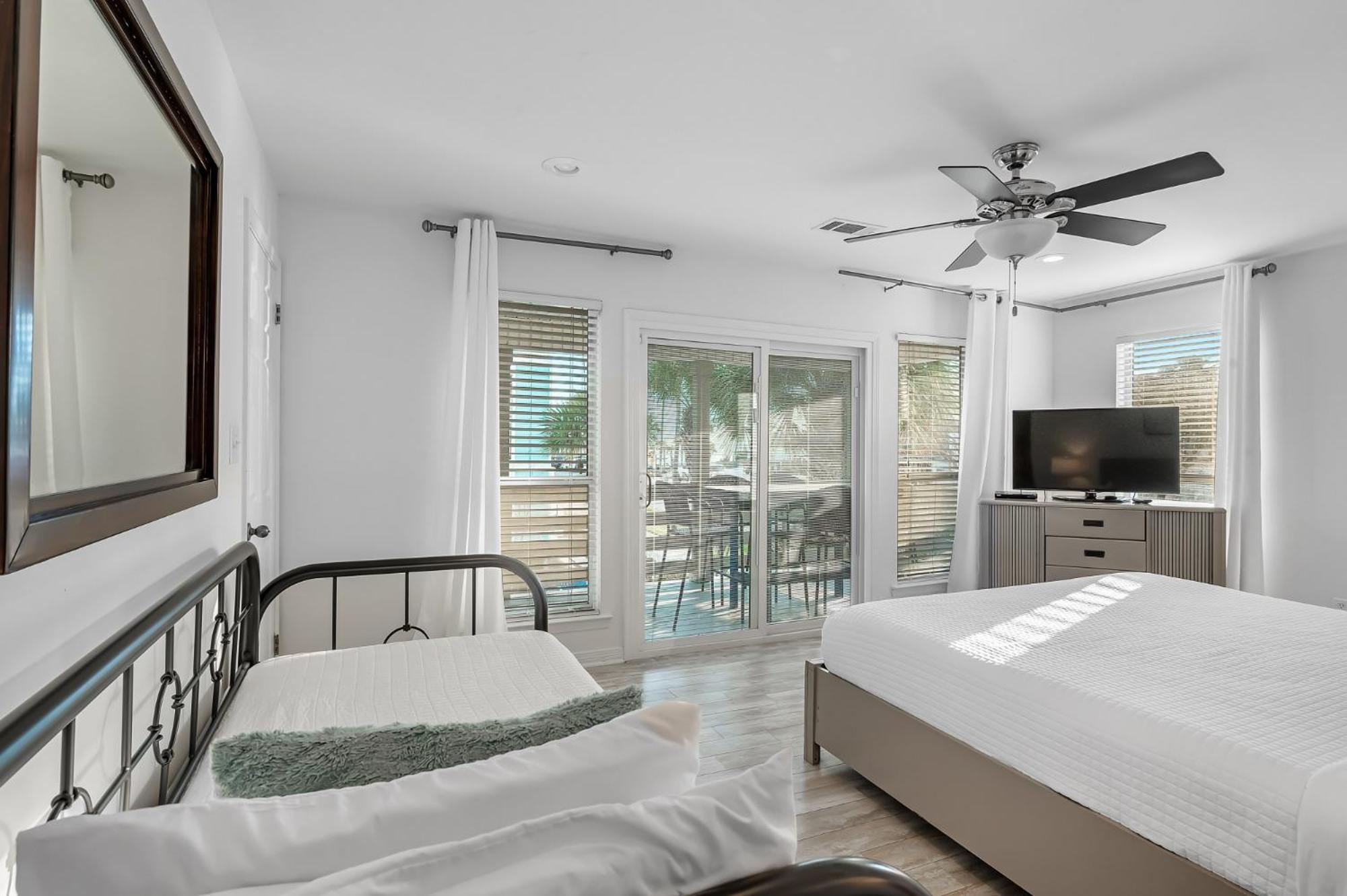 Gulf Views, Steps To Beach, Pool, Walk To Dining Holiday home *