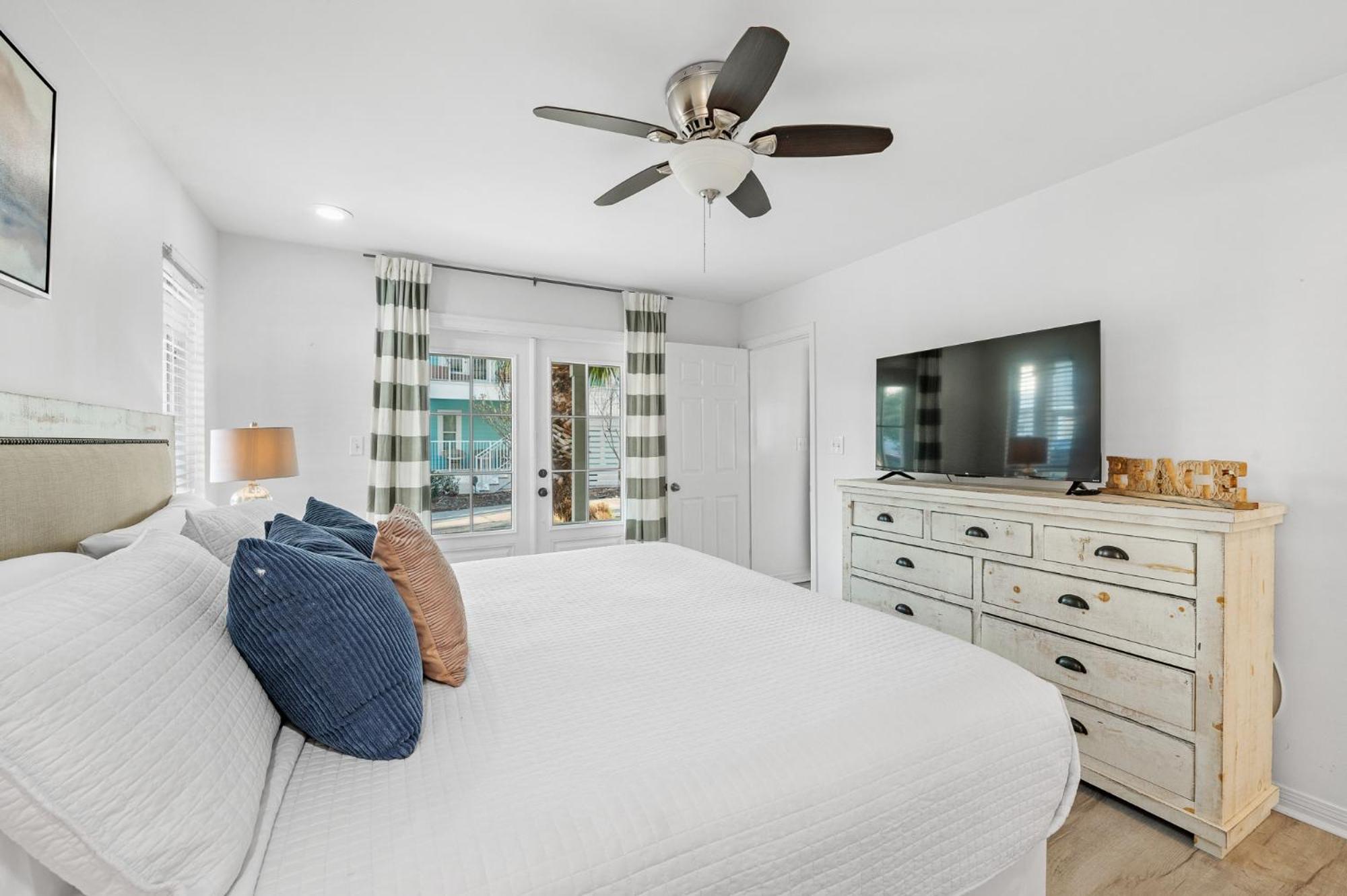 Gulf Views, Steps To Beach, Pool, Walk To Dining