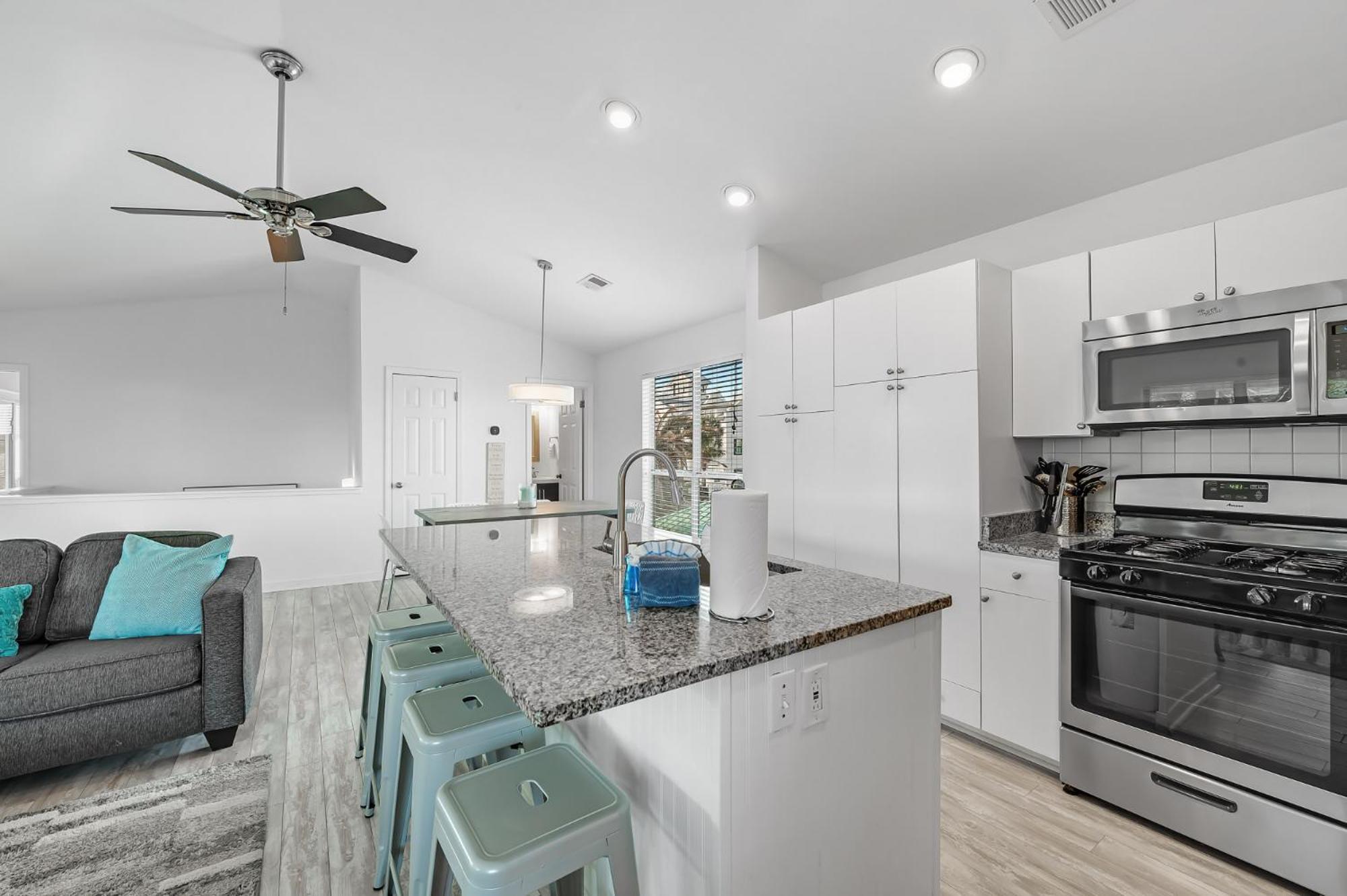 Gulf Views, Steps To Beach, Pool, Walk To Dining * Destin