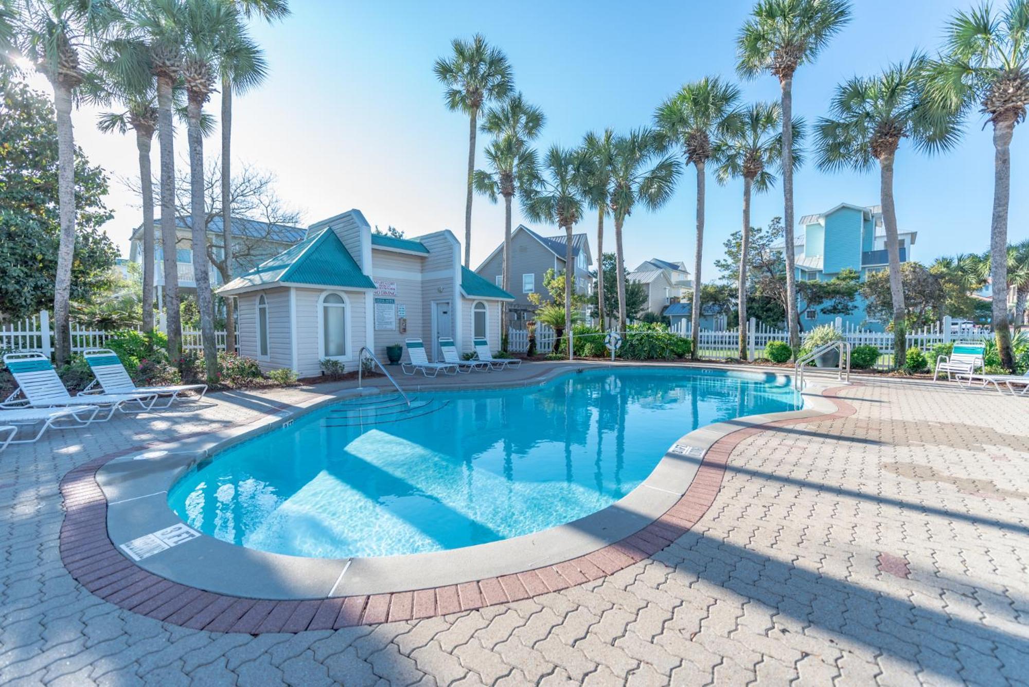 Gulf Views, Steps To Beach, Pool, Walk To Dining Holiday home Destin
