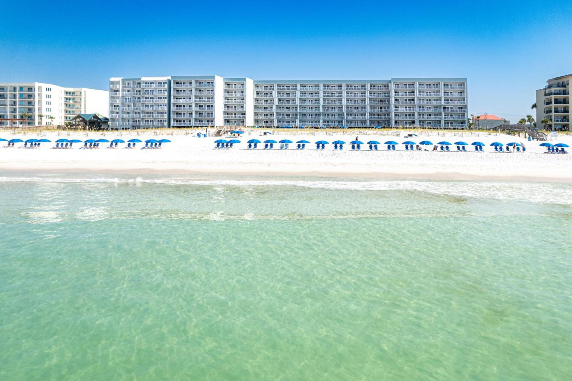 Apartment Poolside 101- By Isle Destin