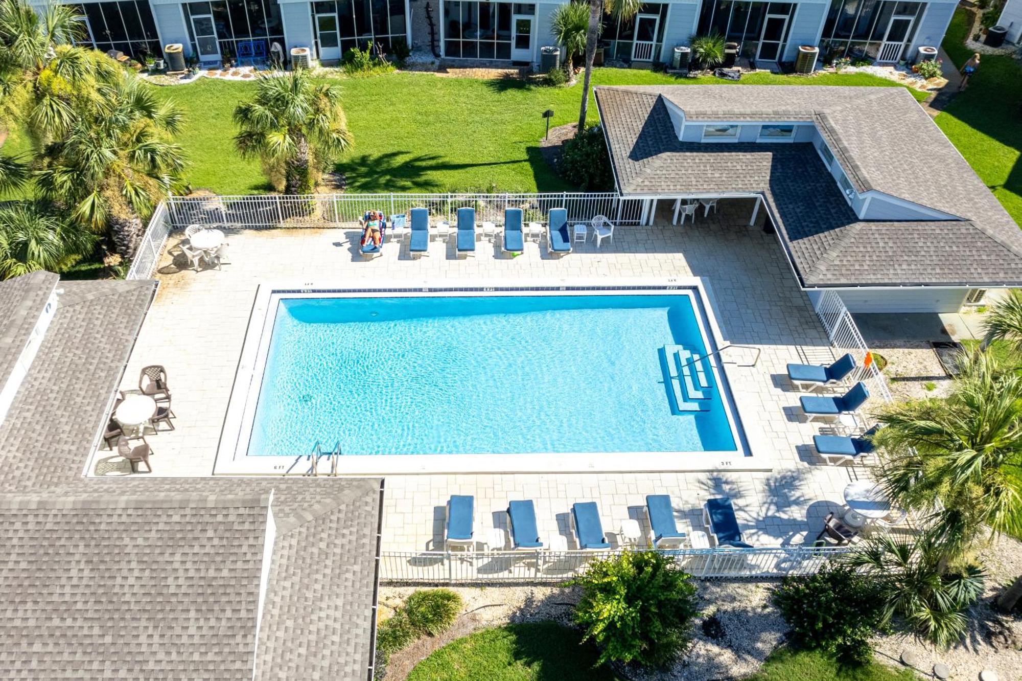 Apartment Poolside 101- By Isle *