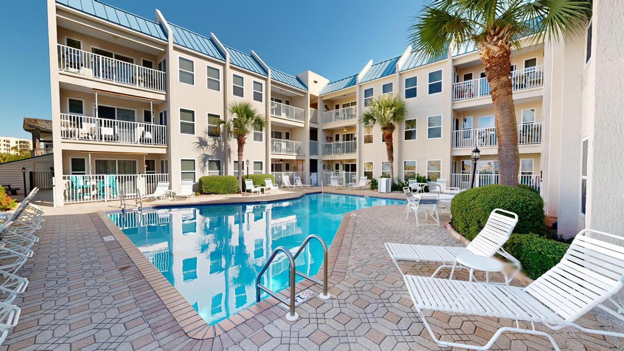 Apartment Poolside 101- By Isle *