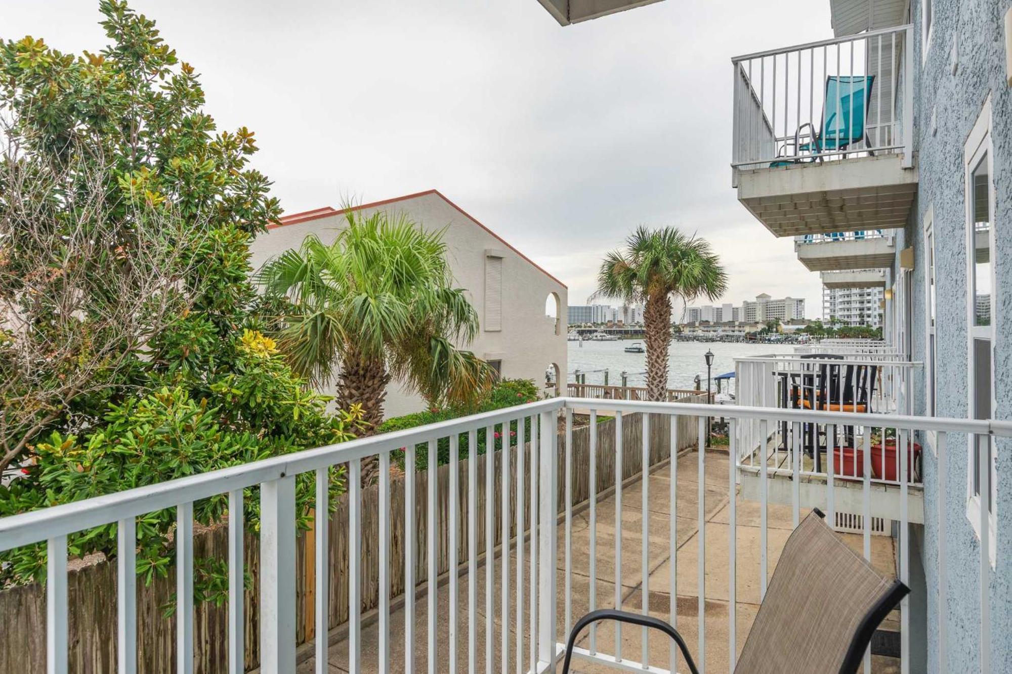 Dest-zen Gated Access Game * Destin