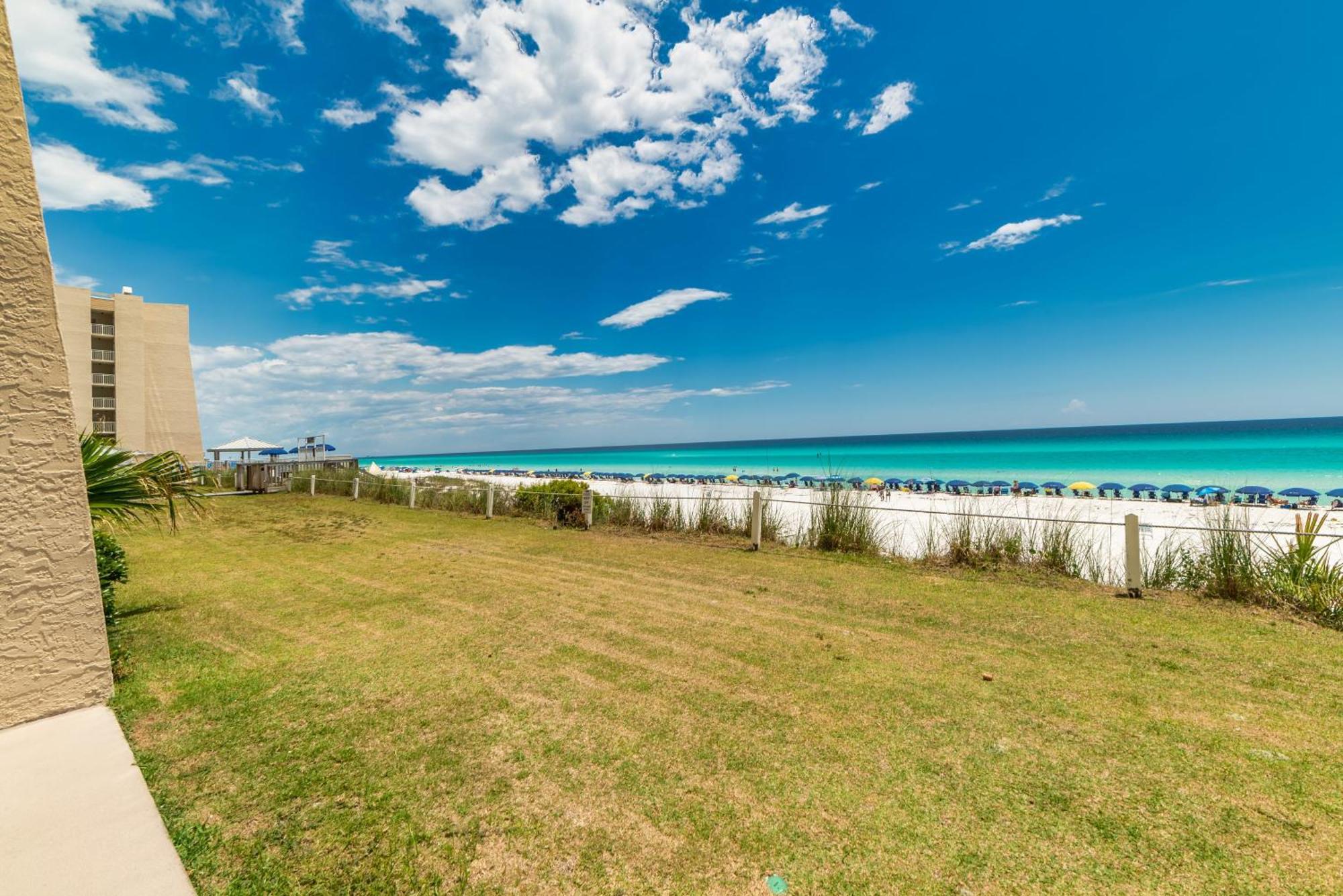 House D102 - Beachfront With Pool, Wifi, & Service Apartment