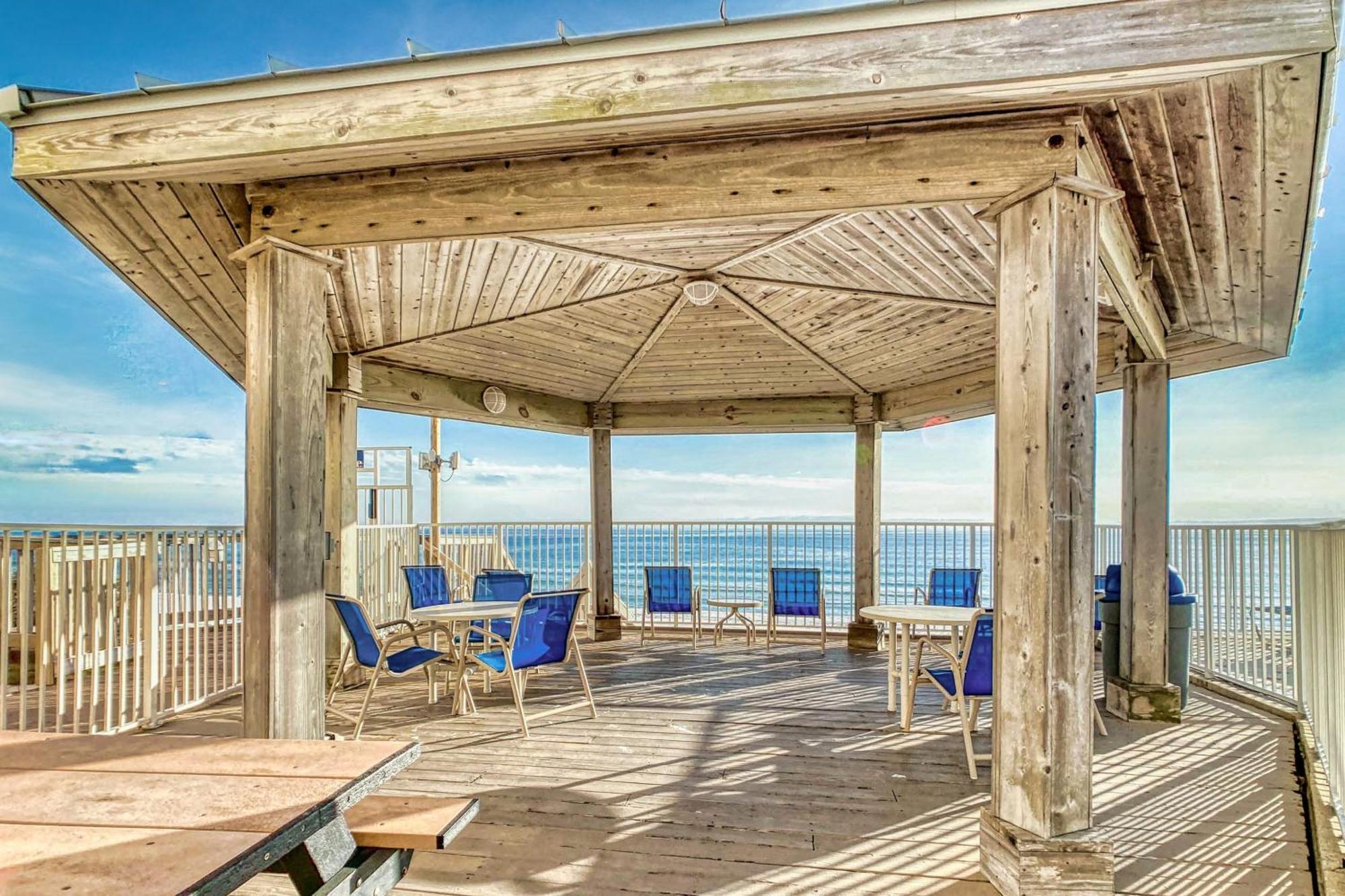 Apartment House C301 - Beachfront With Pool, Wifi, & Service
