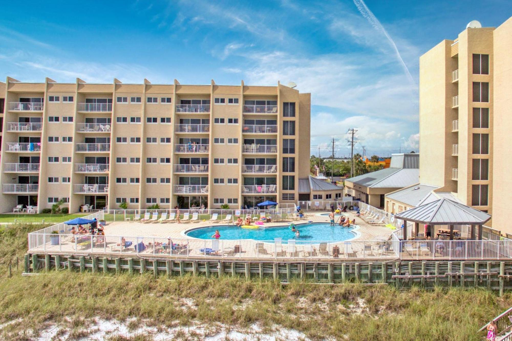 House C301 - Beachfront With Pool, Wifi, & Service Apartment