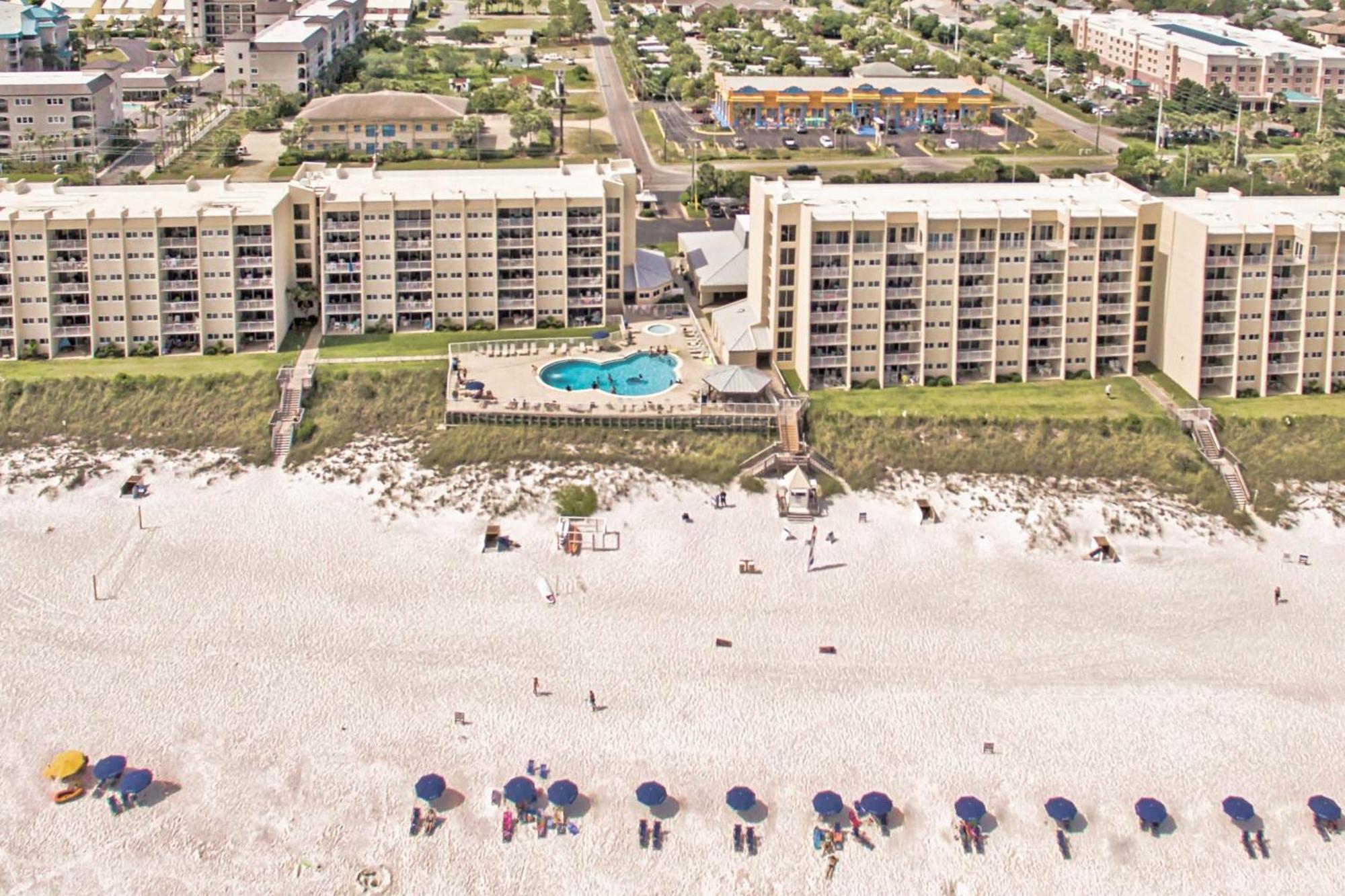 Apartment House C301 - Beachfront With Pool, Wifi, & Service *