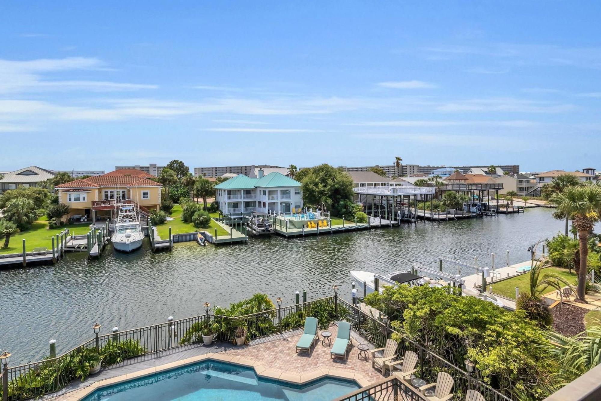 Holiday home Waterfront Dream House Pool Golf Cart & Dock Destin