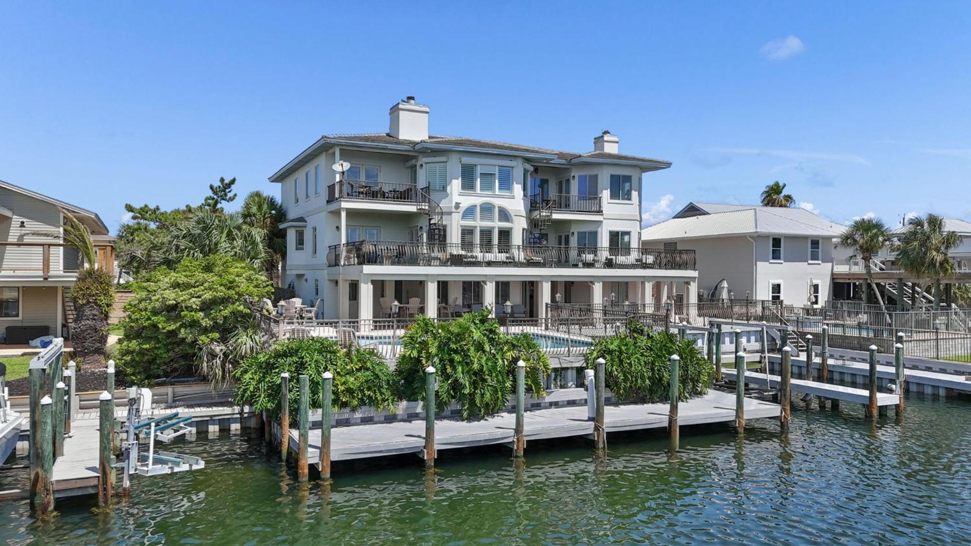 Holiday home Waterfront Dream House Pool Golf Cart & Dock