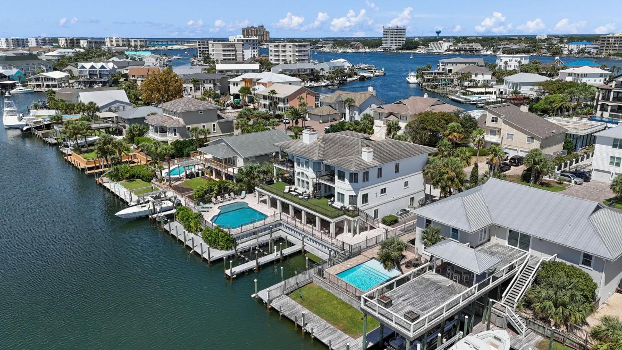 Holiday home Waterfront Dream House Pool Golf Cart & Dock Destin