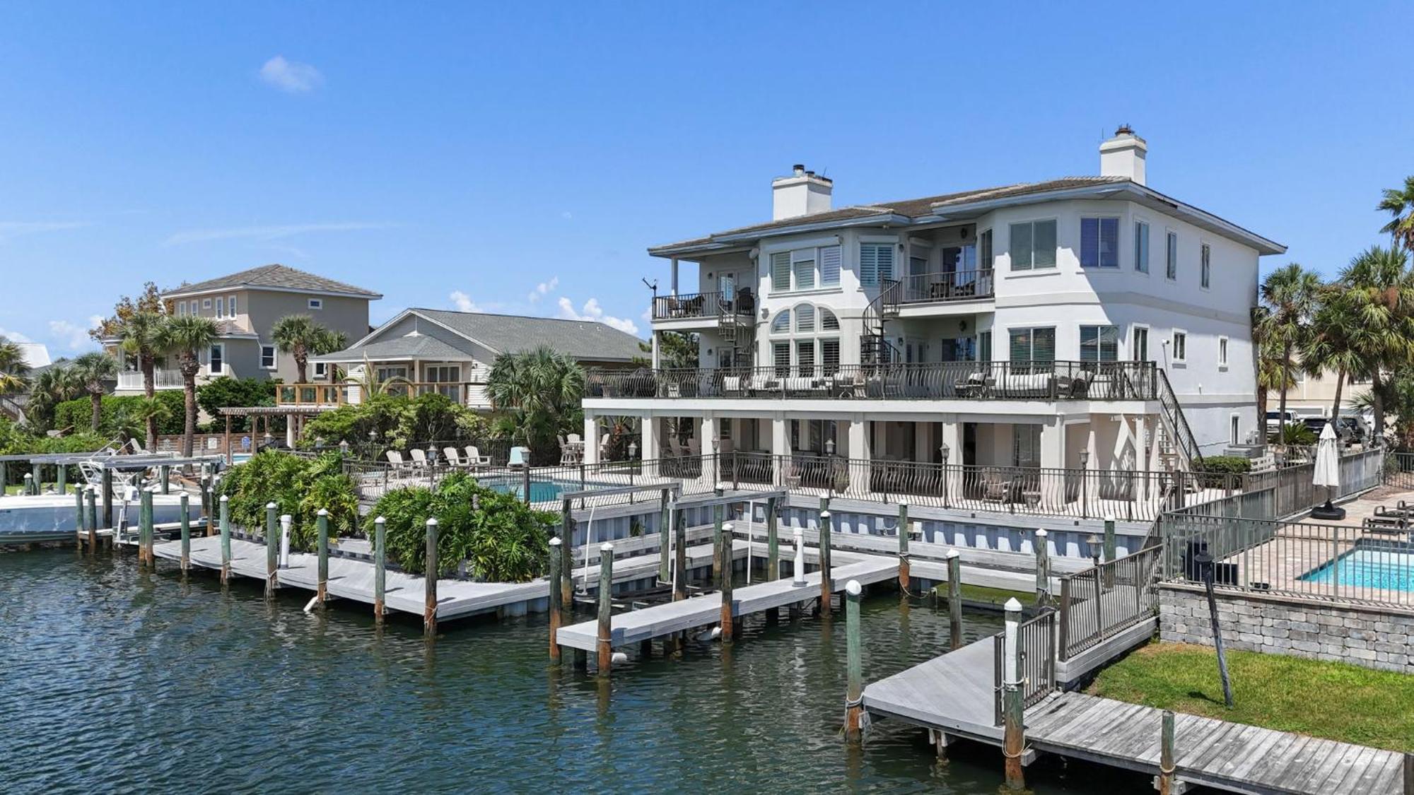 Waterfront Dream House Pool Golf Cart & Dock Holiday home *